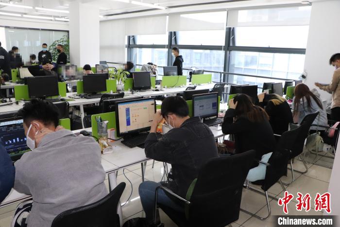 杭州警方打击股票诈骗团伙_杭州配资平台_股票诈骗平台调查
